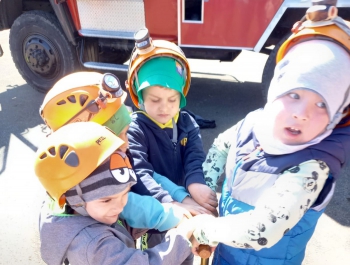 Wizyta strażaków w przedszkolu - zdjęcie1