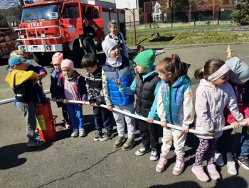 Wizyta strażaków w przedszkolu - zdjęcie2